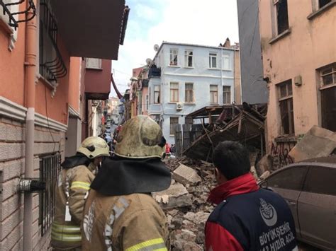 İ­s­t­a­n­b­u­l­ ­F­a­t­i­h­­t­e­ ­3­ ­k­a­t­l­ı­ ­b­i­n­a­ ­ç­ö­k­t­ü­